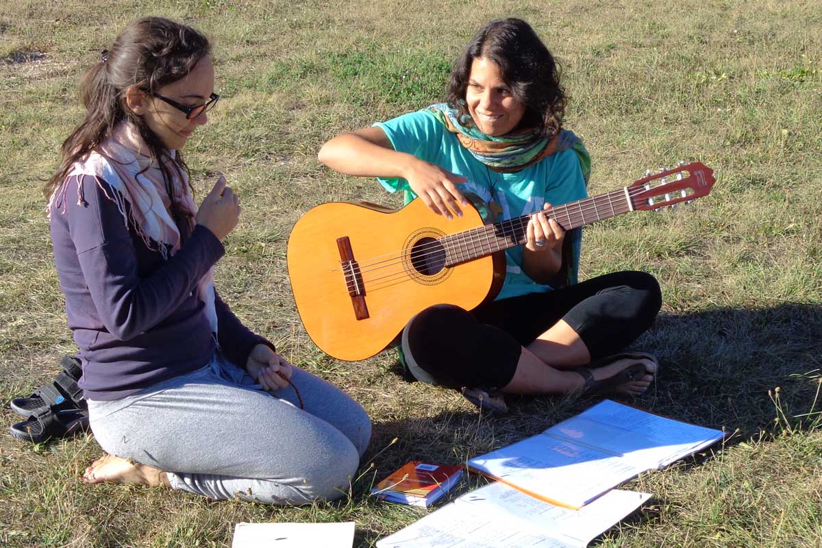 ragazze gioiose che cantano